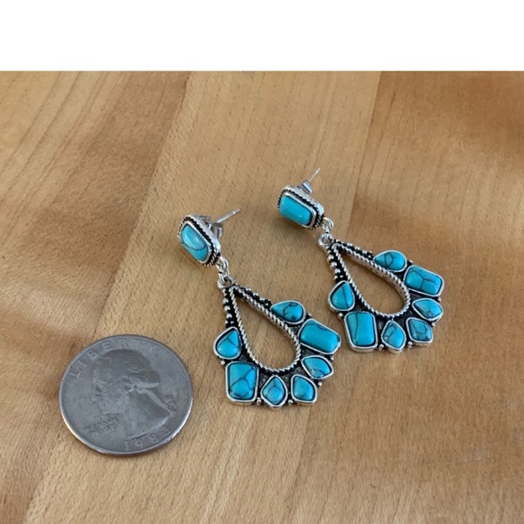 NWT
Silver and Faux Turquoise
Dangle Earrings - Picture 5 of 7